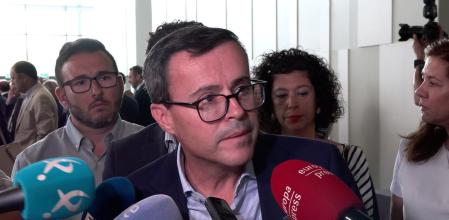 El secretario general del PSOE de Extemadura, Miguel Ángel Gallardo, atiende a los medios.