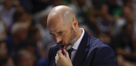 MÁLAGA, 03/06/2025.- El entrenador del Barcelona, Joan Peñarroya, durante el partido de los cuartos de final de la Liga Endesa de baloncesto que Unicaja y FC Barcelona disputan este martes en Málaga. EFE/Jorge Zapata