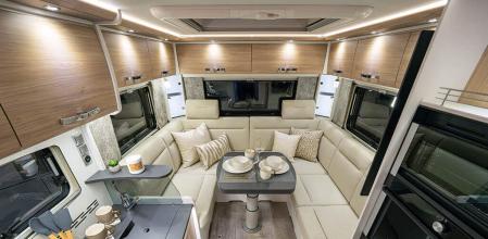 El salón en forma de U de las Together invita a relajarse, compartir comidas y disfrutar del viaje con todas las comodidades&nbsp;