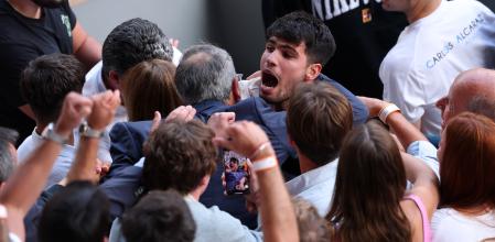 PARIS, FRANCE - JUNE 08: Carlos Alcaraz of Spain celebrates with his team after defeating Jannik Sinner of Italy in the Menâ#{emoji}128;#{emoji}153;s Singles Final match on Day Fifteen of the 2025 French Open at Roland Garros on June 08, 2025 in Paris, France. (Photo by Julian Finney/Getty Images)