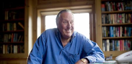 El escritor Frederick Forsyth, en su casa, en 2010