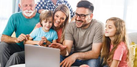 Una familia entera echa un vistazo a las grandes ofertas del día en Amazon