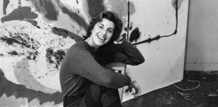 Helen Frankenthaler en su estudio de Nueva York con su pintura 'Alassio',1960&nbsp;