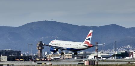 Un avión despegando en el aeropuerto Josep Tarradellas Barcelona-El Prat
