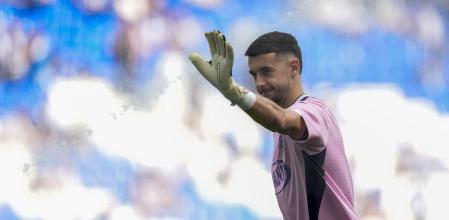 BARCELONA, 24/05/2025.- El portero del Espanyol Joan García Pons calienta durante la jornada 38 de LaLiga EA Sports que el RCD Espanyol y el UD Las Palmas disputan este sábado, en el RCDE Stadium. EFE/ Alejandro García