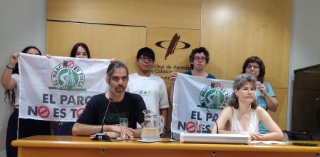 Miembros de la asociación 'El Parc no es Toca' en una comparecencia en el Col·legi de Periodistes de Girona.