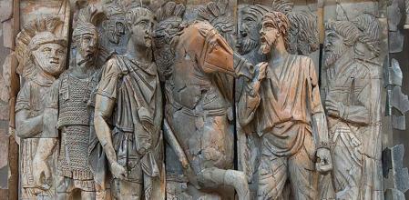 Friso que representa a Trajano, con legionarios y tropas auxiliares asiáticas, preparándose para una campaña. Museo de Éfeso, Selçuk, Turquía occidental