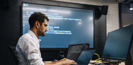 Especializarse en áreas con alta demanda, como la IA o la ciberseguridad puede ofrecer ventajas competitivas 