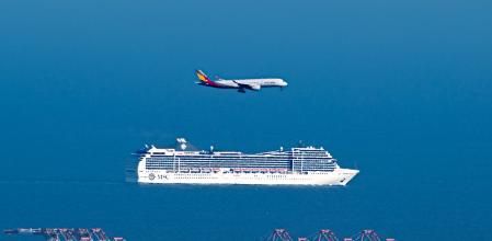 Alfonso Fadeuilhe destaca, con esta fotografía captada desde Vallvidrera, el simbolismo del esprint turístico que protagonizan los cruceros y los aviones en el inicio