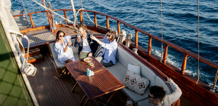 Club Vanguardia sortea 25 invitaciones dobles para vivir la puesta de sol a bordo de una goleta en la costa de Barcelona.
