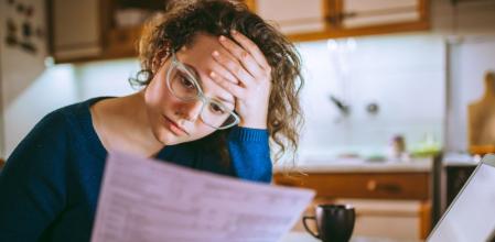 Una mujer, preocupada por no poder pagar la cuota de la hipoteca