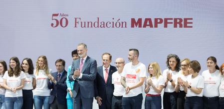 El Rey acompañado de Elma Saiz, Antonio Huertas, José Luis Martínez-Almeida y voluntarios de la fundación 