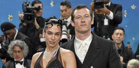 Dua Lipa y Callum Turner en la última Met Gala organizada en Nueva York (EE.UU.)