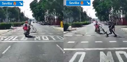 El momento en el que una moto atropella a un ciclista que ha cruzado un paso saltándose el semáforo en rojo