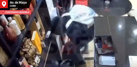 El momento en el que el agresor apaliza a su exjefe, que yace en el suelo