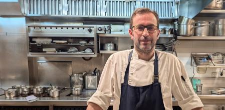 Ángel Martínez en su cocina en Posada de Llanera