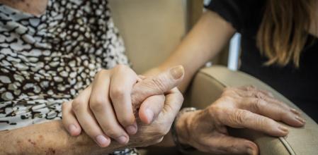 Unos familiares visitan a Montserrat en una residencia de la provincia de Barcelona 