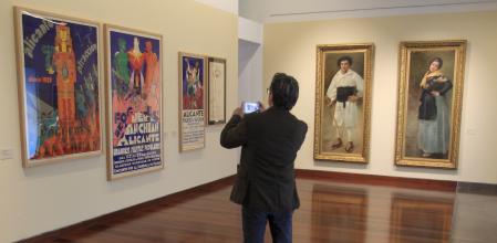 Una persona recorre la exposición que se inaugura este viernes en el Museo de Bellas Artes Gravina (Mubag) de Alicante “Modernidad y Valentía. La colección más íntima de Lorenzo Aguirre.&nbsp;