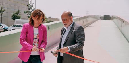 La consellera de Territori y el alcalde de Barberà cortan la cinta durante el acto de inauguración del puente
