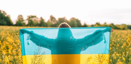 Una joven ucraniana, con la bandera de su país, celebra la primavera&nbsp;