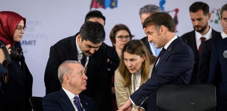 Erdogan (sentado) retiene un dedo de Macron en la cumbre de la CPE en Albania, el pasado mayo