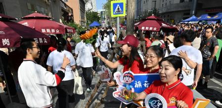 Docents i personal d'un institut de Pequín reben els estudiants que arriben per fer el 'gaokao', l'examen d'accés a la universitat, el passat 7 de juny&nbsp;