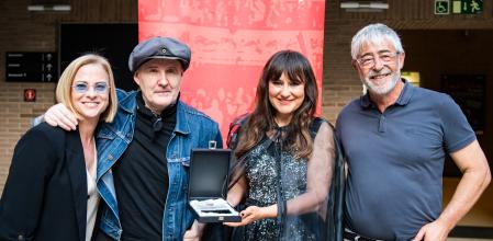 Juan Aguirre y Eva Amaral con la Púa de Oro junto a Judit Llimós, directora artística del festival, y Tito Ramoneda, presidente de TheProject