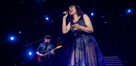 Eva Amaral y Juan Aguirre desplegaron su nuevo álbum y sus grandes éxitos en la capital catalana