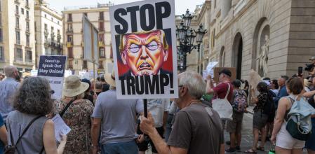 La asociación Democrats Abroad se manifestó ayer frente al Ayuntamiento de Barcelona contra los “actos autoritarios” de Donald Trump
