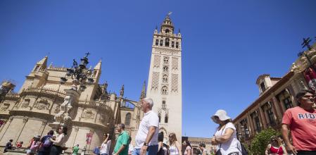 Turistas junto a la catedral de Sevilla