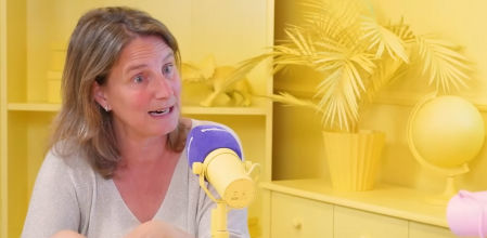 Natalia de Santiago, escritora y experta en finanzas empeñada en hacer la educación financiera más accesible.