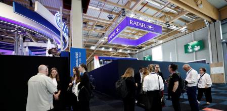 Unos paneles negros impiden ver lo que exponen las empresas israelíes en el salón de Le Bourget