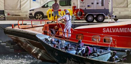 Varios migrantes son atendidos por los servicios de emergencia a su llegada al puerto de la Restinga de El Hierro