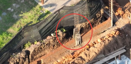 El lugar exacto donde se ha hallado el cadáver, junto a la casa de Gustavo Cerati