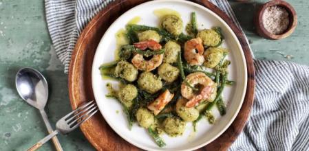 Gnocchi con judías verdes, gambones y pesto genovese