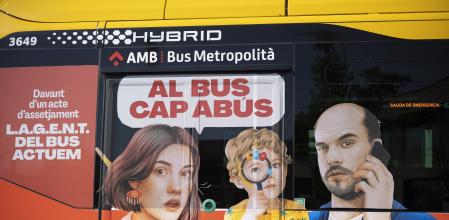 Parte trasera de un autobús instando a la implicación de los viajeros en la campaña “Al bus, cap abús”