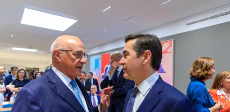El presidente del Sabadell, Josep Oliu, con el presidente del BBVA, Carlos Torres