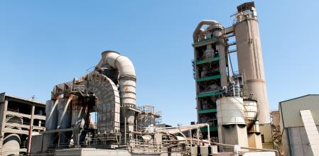 Interior de la planta cementera Holcim, en Montcada i Reixach.