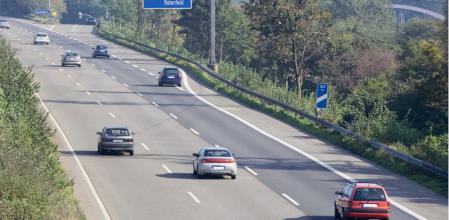 Algunos conductores conducen por el carril del medio o de la izquierda teniendo libre el de la derecha&nbsp;
