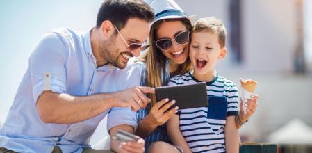 Una familia se come un helado mientras consulta las mejores ofertas del día en Amazon