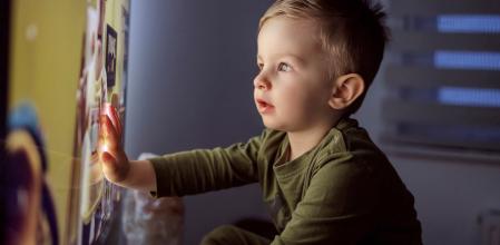 La exposición temprana a contenido no infantil a través de las pantallas se asocia con dificultades en la atención y las funciones ejecutivas