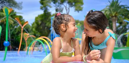El espíritu de los campings de Tarragona es condensar la  idea que tenemos todos de las vacaciones ideales en familia: libertad, aire libre, despreocupación...