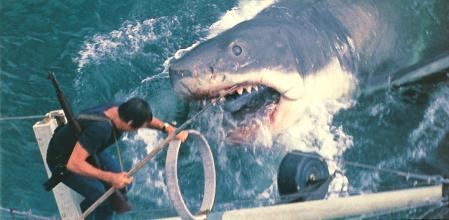 Roy Scheider se enfrenta al tiburón en una escena de la película