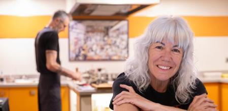 Sílvia Valls, quien atiende a los comensales y Mariano Gonzalvo, que cocina frente a ellos