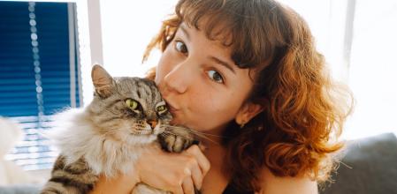 Los gatos son expertos en captar lo sutil, en leer nuestro cuerpo sin juzgarlo.&nbsp;