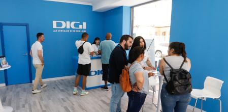 Trabajadores y clientes de DIGI en la inauguración de la primera tienda de DIGI, a 10 de junio de 2024, en Murcia,
