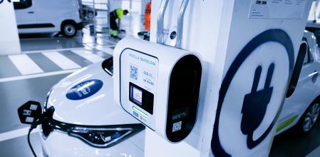 foto XAVIER CERVERA 24/10/2023 Puntos de carga eléctrica en un parking (publico) subterraneo de B:SM (ajuntament) planta -1 c/ Badajoz (justo debajo) plaza Glorias plaça Glories, Barcelona