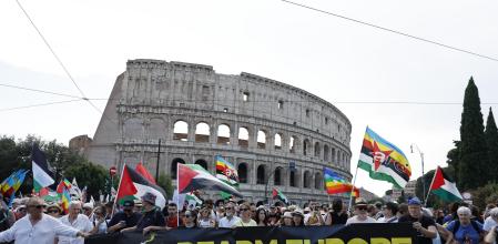 Manifestación contra el rearme que reunió a unas 10.000 personas ayer en Roma