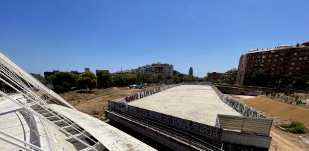 La losa sobre las vías entre El Clot y la Sagrera solo tiene un espacio sin cubrir debajo del puente de Bac de Roda
