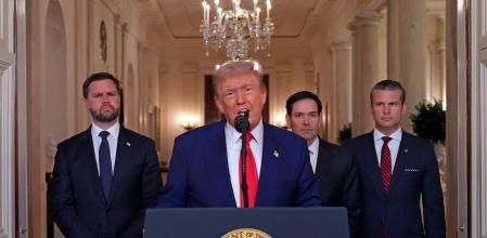 El presidente de EE.UU., Donald Trump, con J.D. Vance, Marco Rubio y Pete Hegseth, en su comparecencia del sábado por el ataque contra Irán